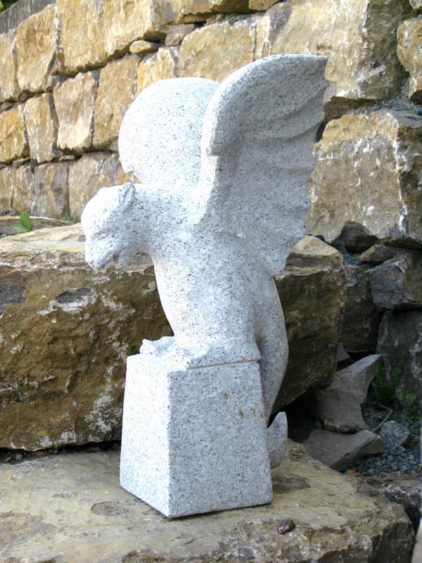 Gargoyle aus Granit auf Sockel gearbeitet