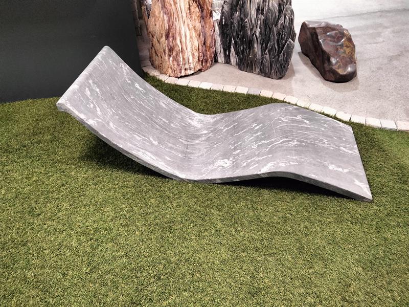 Bank aus Marmor poliert, geschwungene Form, Länge ca. 160 cm