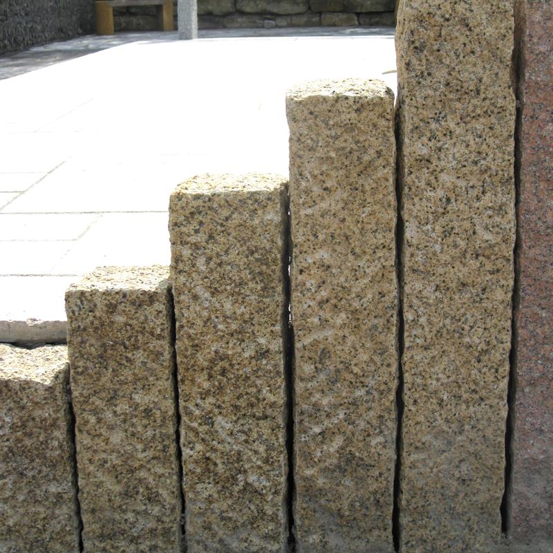 Palisaden aus Granit GELB, 12 x 12 x 150cm, gespitzt, 70 kg pro Stk