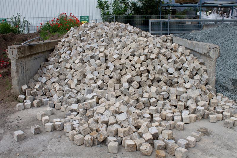 Pflasterwürfel aus Muschelkalk, Kleinpflaster ca. 10 x 10, gesägt und gespalten,