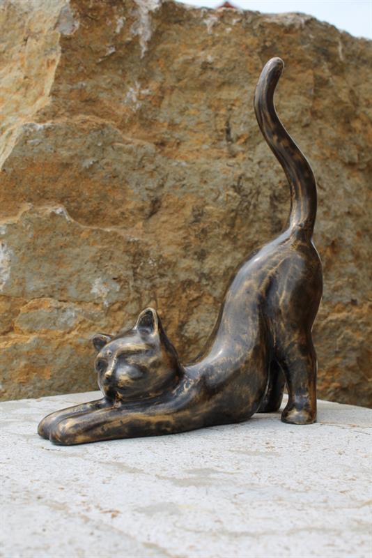 Katze aus Bronzeguß, streckend