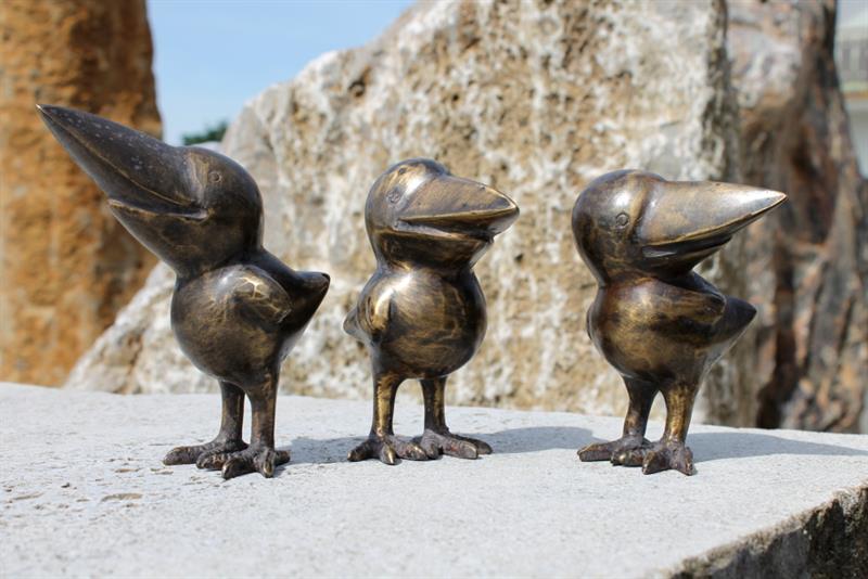 Rabe aus Bronzeguß in verschiedene Richtung blickend