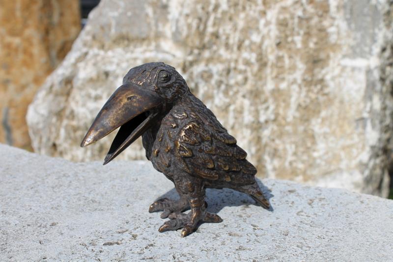 Rabe aus Bronzeguß, frech schauend