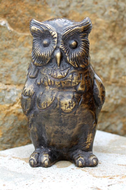 Eule sitzend aus Bronzeguß