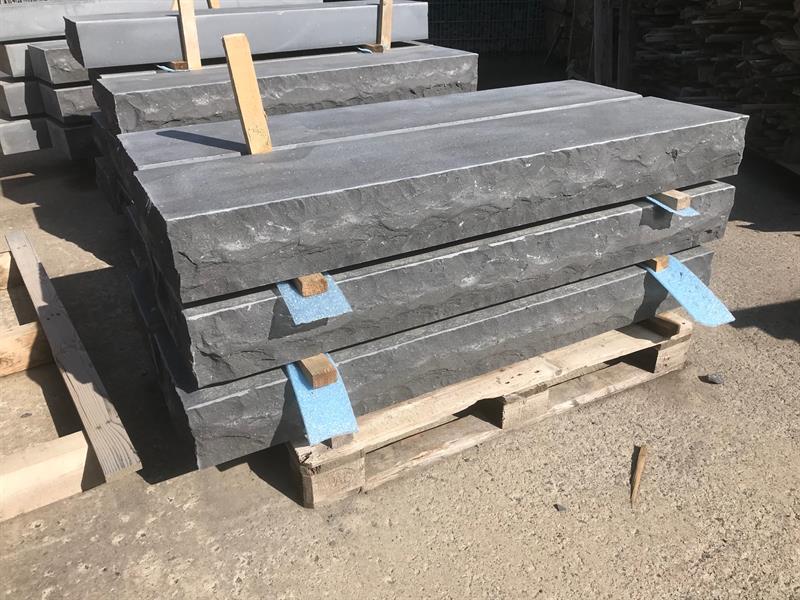 Blockstufen aus Basalt, Herkunft Deutschland, ca. 150x35x15 cm