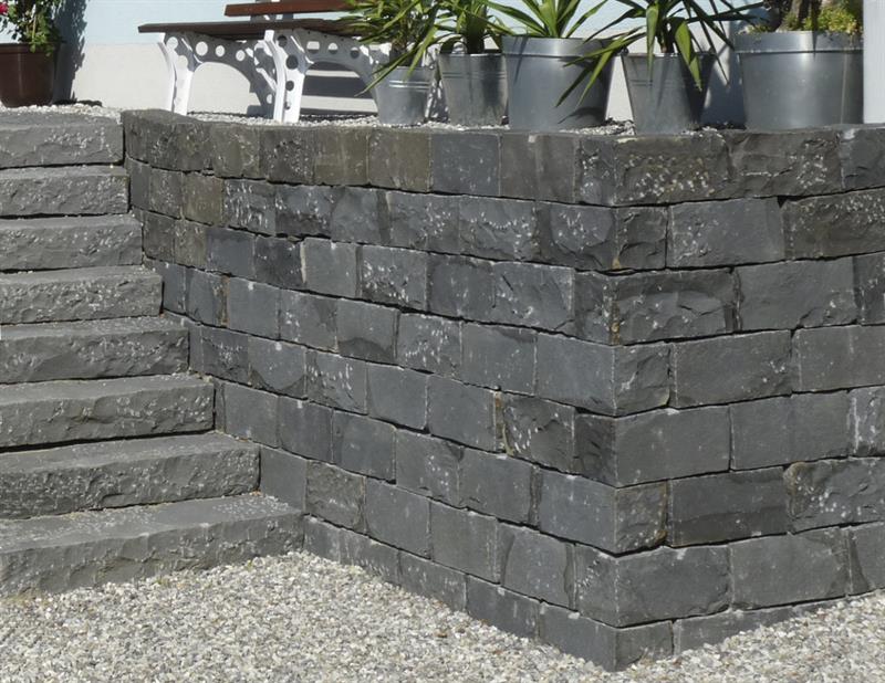 Systemmauerwerk aus Basalt, L/B/H 30-60/20/23,5cm, allseits gespitzt, ca. 550kg pro m²