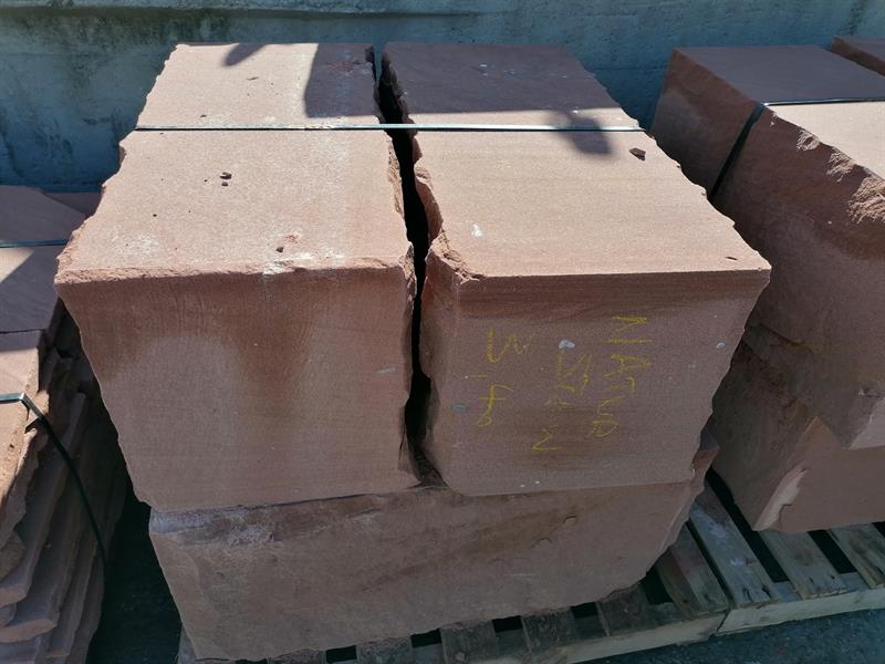 Gespaltene Quader aus Sandstein rot, L/B/H ca. 70 - 110 x 40 x 40 cm,