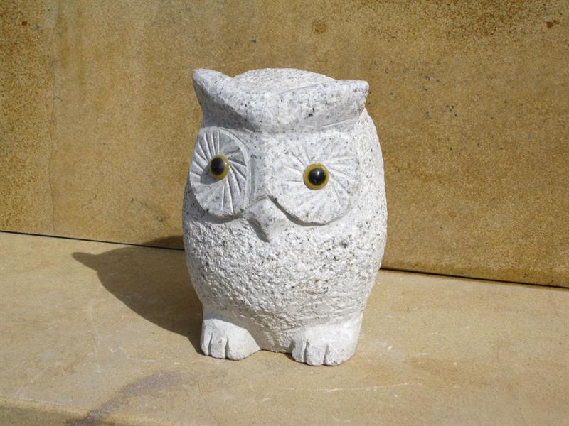Eule aus Granit gelb KLEIN, Oberfläche gestockt