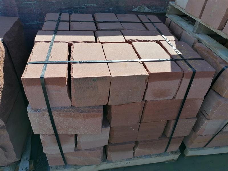 Schichtmauerwerk aus Sandstein rot, BOSSIERTE VK, L/B/H ca. 40x20x20 cm,