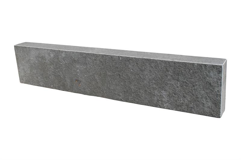 Leistenstein aus Basalt, QN ca. 100x20x8 cm, allseits gesägt und 6 - seitig geflammt