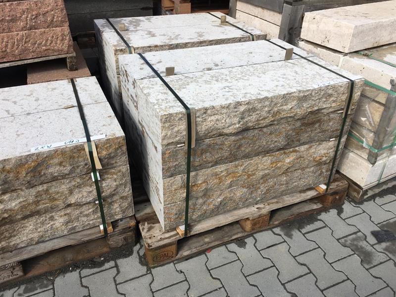 Blockstufe aus Muschelkalk, ca. 100 x 35 x 15 cm, gesägt, 1 Längskante bossiert