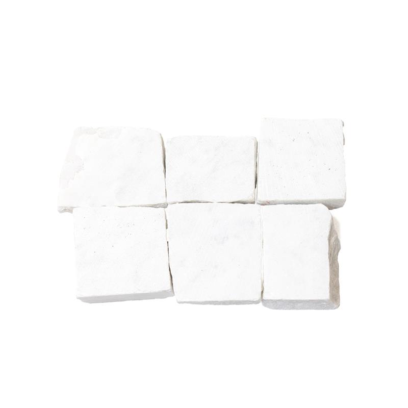 Pflasterwürfel aus Carrara Marmor weiß marmoriert, Flächen teils gesägt, teils gespalten,