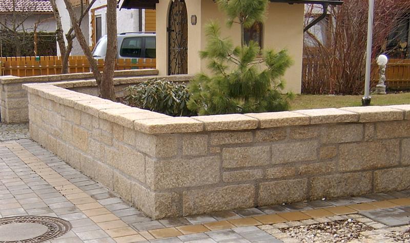 Granit gelb, allseits fein spaltrau 