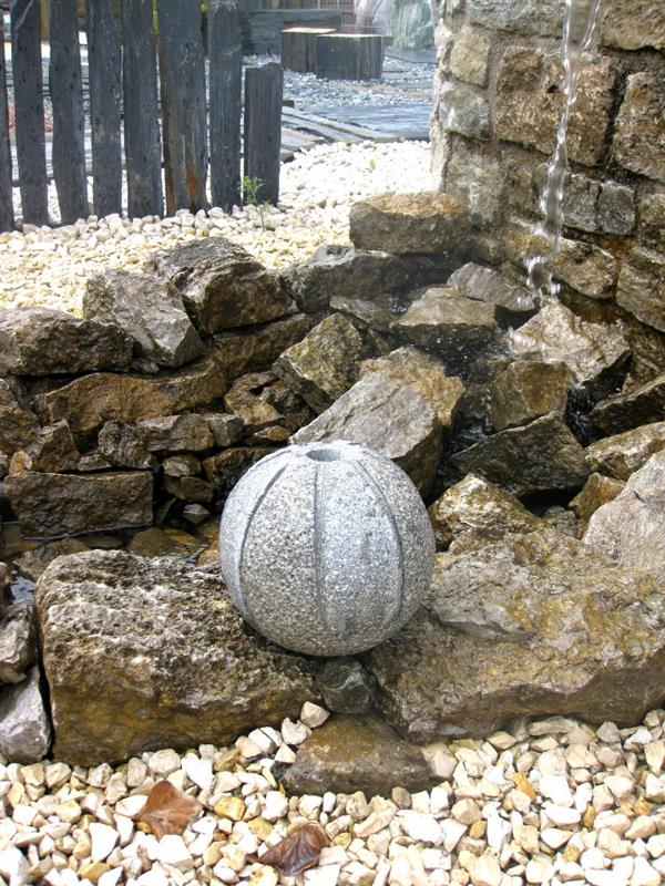 Wasserspiel "Simone", Kugel mit dunklen Streifen durch verschiedene Bearbeitung des Granit