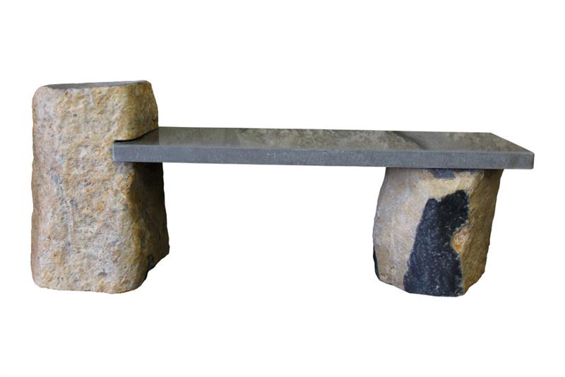 Sitzbank aus Basalt Tunia, mit gesägter Auflage, Oberfläche geschliffen, Säule mit Naturkruste