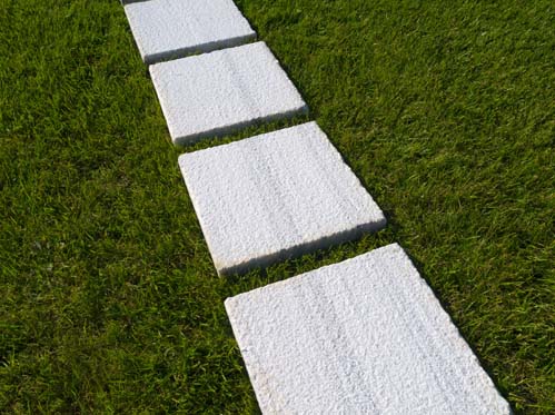 Trittsteine "Step - Stones" aus Marmor, Oberfläche gestockt, 40x40 cm