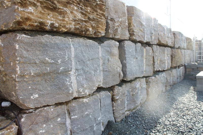 Mauerblocksteine aus Muschelkalk gebohrt, teilweise mit Bohrspuren