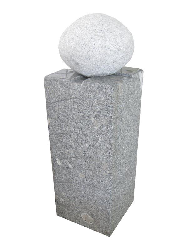 Wassersäule Friedrich aus Granit grau, gespitzt mit Steinkiesel oben, verschiedene Größen