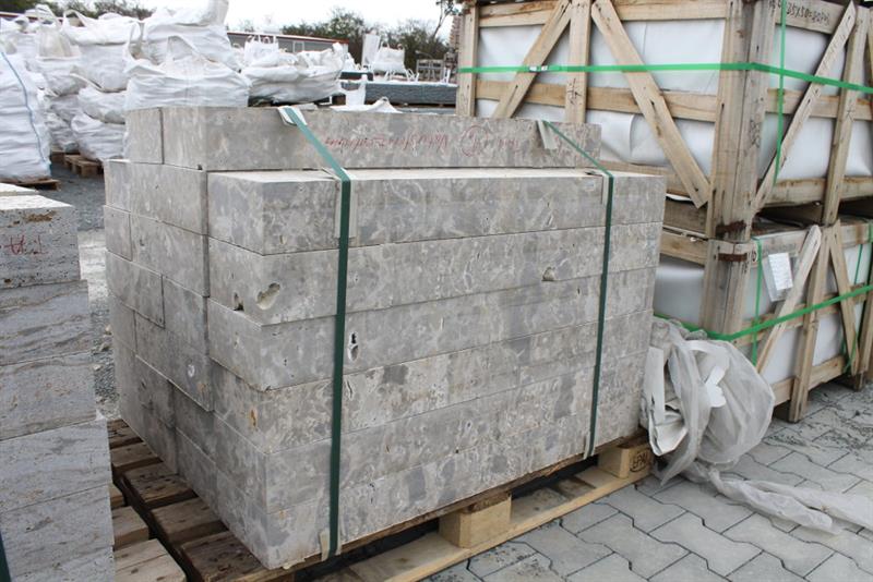 Palisaden aus Pfraundorfer Dolomit, gesägt und sandgestrahlt