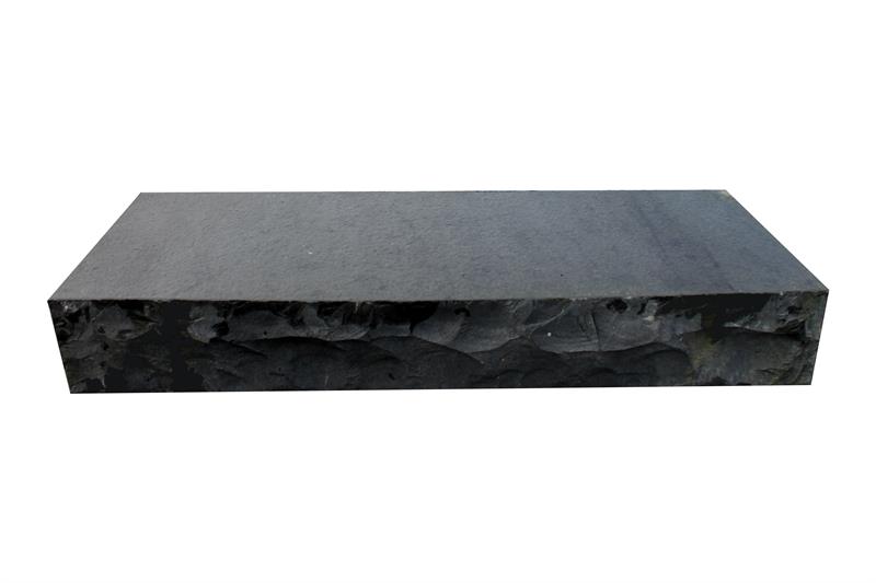 Blockstufe aus Basalt QN 125, VORDERSEITE UND OBERFLÄCHE GEFLAMMT