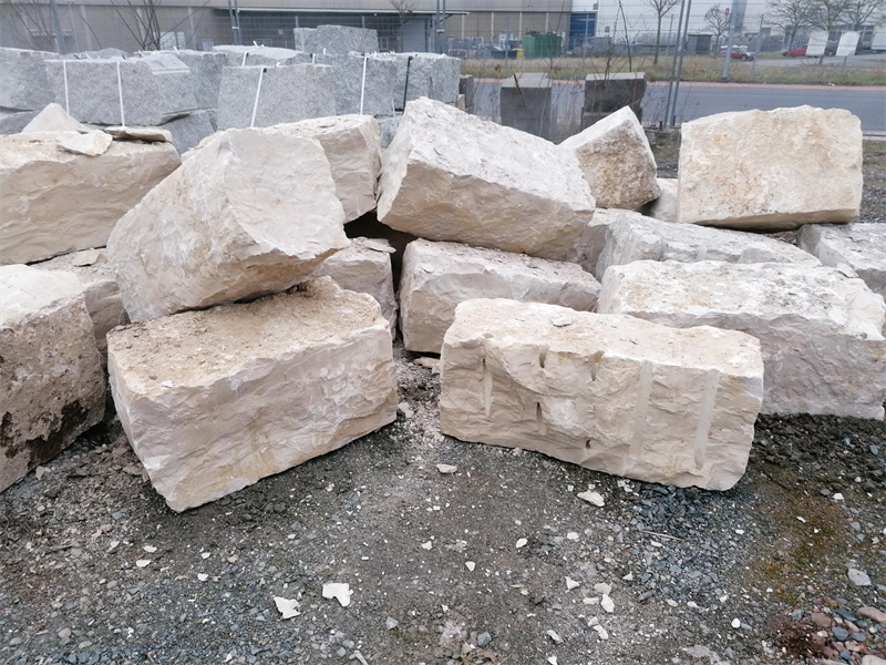 Böschungssteine aus Jura Kalk, - PALETTIERT - L/B/H ca. 80 - 140 x 50 - 60 x 50/55 cm