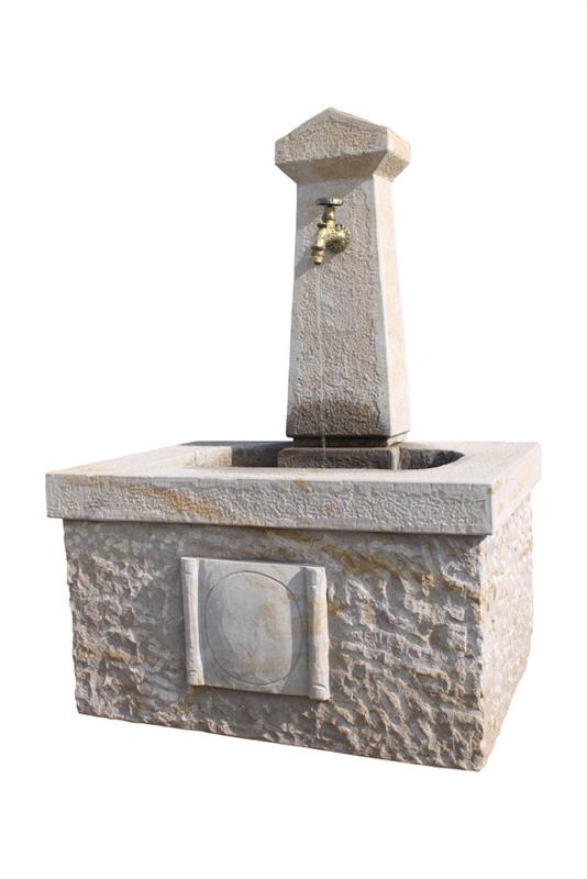 Brunnen aus gelben Sandstein
