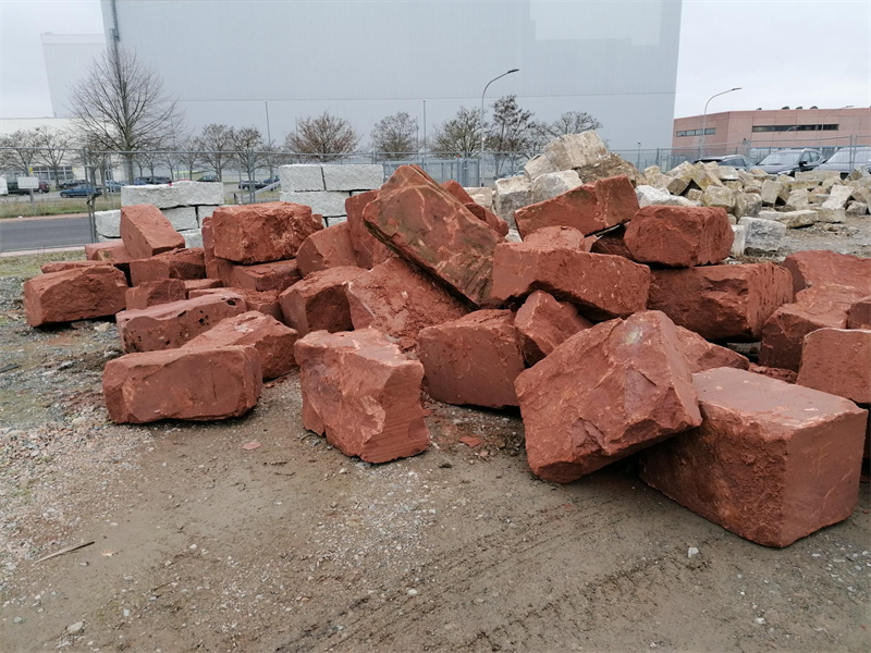 Quaderstein aus Sandstein rot, Verschiedene Größen und Formen, teils