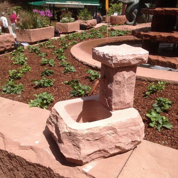 Mini Brunnen aus Sandstein ROT, inkl. Pumpe und Wasserauslauf