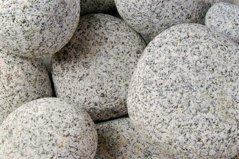 Granitzierkiesel Bälle Salz & Pfeffer, grau/schwarz, 100 - 200 mm Körnung, getrommelt,