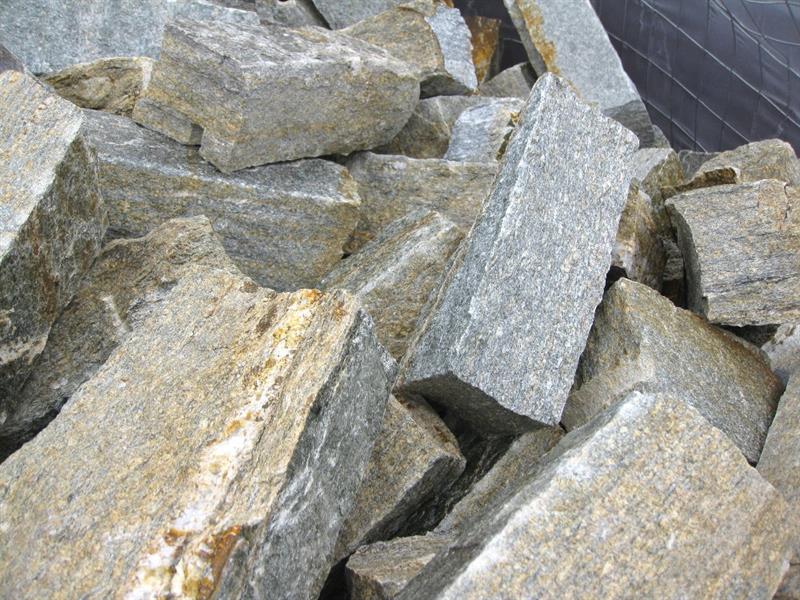 Mauersteine aus Luserna Gneis, Farbe GRAU  -  BRAUN, ca 8-10 x 8- 10x freie Längen,