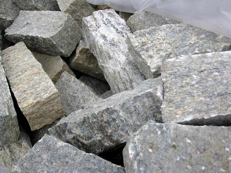 Mauersteine aus Luserna Gneis, Farbe GRAU- BRAUN, ca. 6-8 x 6- 8x